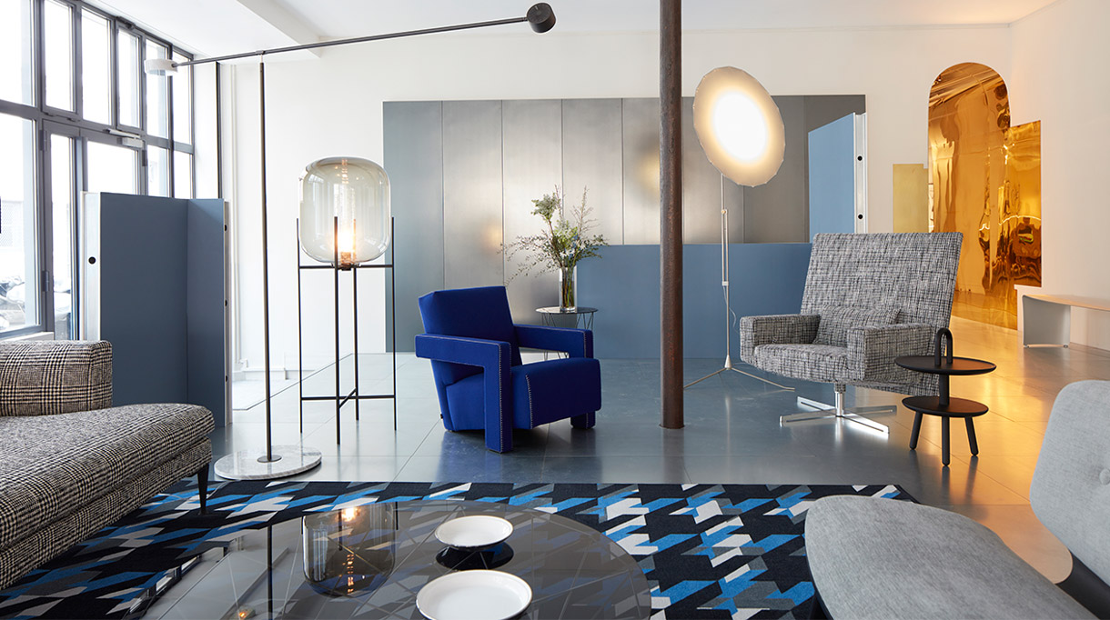 Signatures Singulières Magazine. Showroom Moda - Mobilier design - Fauteuil Utrecht bleu - Cassina