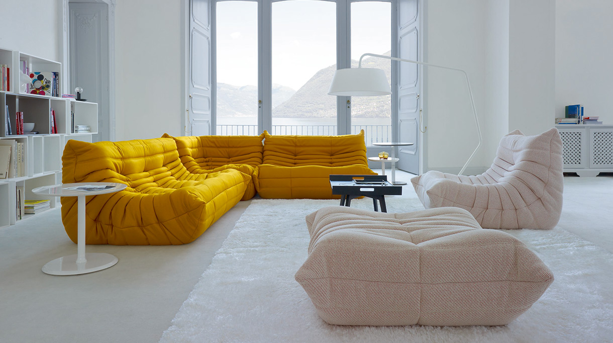 Signatures Singulières Magazine. Collection de Mobier de Ligne Roset. Canape Togo.