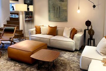 Duvivier Canapés - Fauteuil en tissu beige - Collection Auguste de Duvivier Canapés - Fauteuil en tissu contemporain - Tissu écoresponsable - Coussin en cuir - Pouf en cuir - Luminaire en albâtre - Daniel Gallo - Made in France - savoir faire Français - Entreprise EPV - Signatures Singulières - Magazine digital des talents Français
