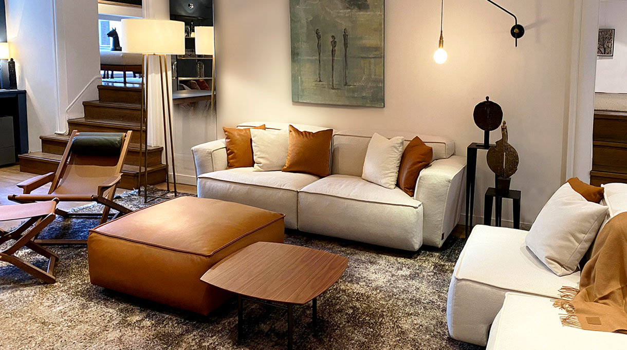 Duvivier Canapés - Fauteuil en tissu beige - Collection Auguste de Duvivier Canapés - Fauteuil en tissu contemporain - Tissu écoresponsable - Coussin en cuir - Pouf en cuir - Luminaire en albâtre - Daniel Gallo - Made in France - savoir faire Français - Entreprise EPV - Signatures Singulières - Magazine digital des talents Français