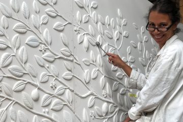 Frédérique Whittle - Créatrice de bas reliefs - Panneaux muraux en plâtre - Artisanat d'art - Savoir-faire Français - Signatures Singulières - Magazine digital des talents Français