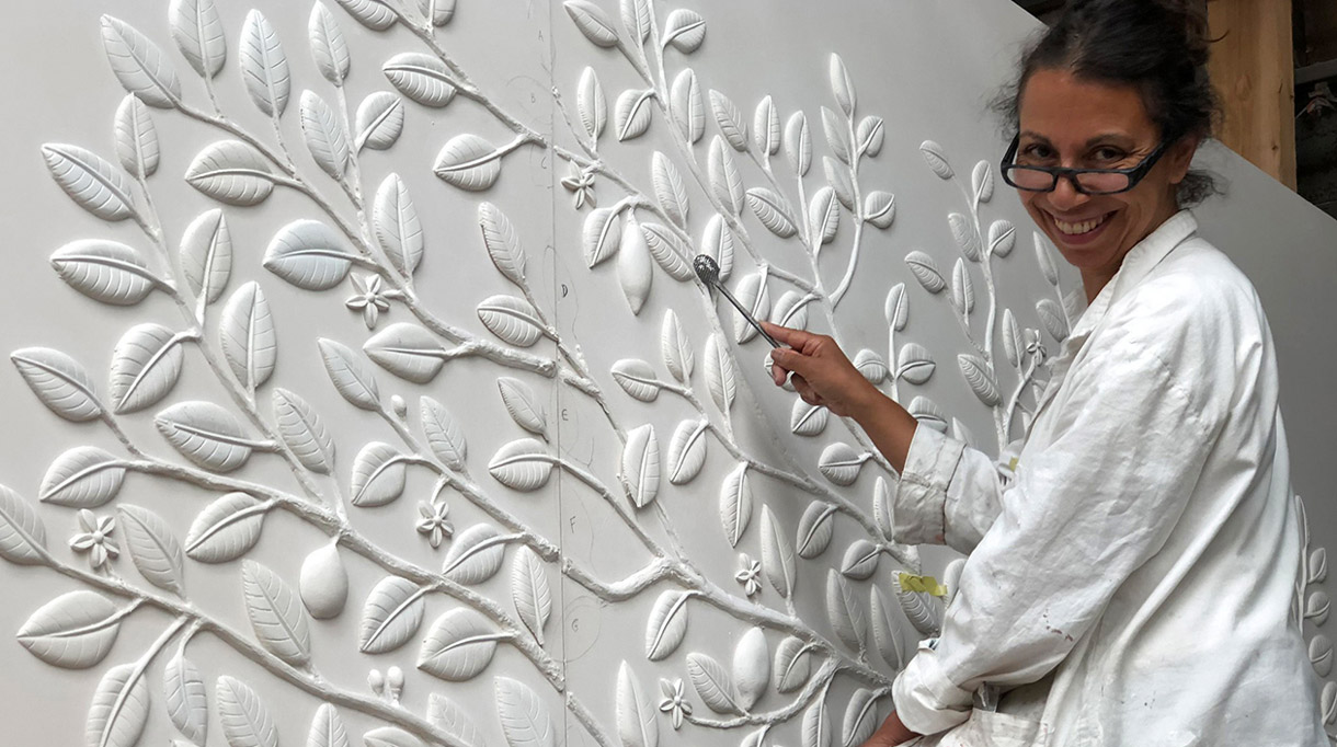 Frédérique Whittle - Créatrice de bas reliefs - Panneaux muraux en plâtre - Artisanat d'art - Savoir-faire Français - Signatures Singulières - Magazine digital des talents Français
