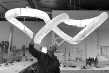 Alain Ellouz - Créateur de luminaire en albatre - Suspension Infinity en albatre - Savoir faire francais - Signatures Singulières Magazine
